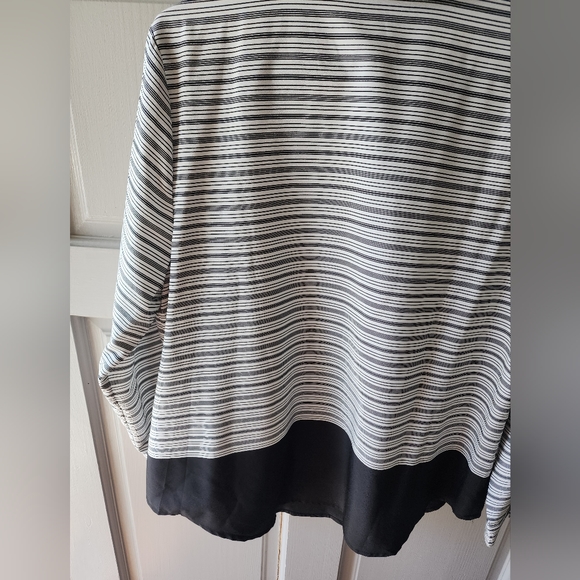 Chico’s Women’s Striped Popover Tunic Blouse Black/White Medium - Picture 3 of 7